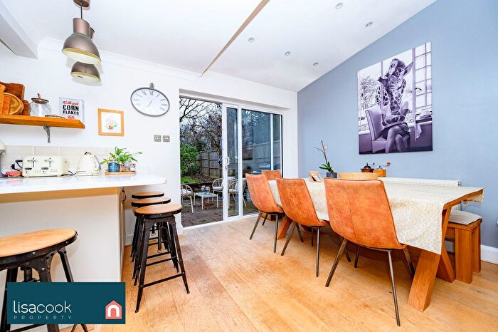 4 Bedroom Detached House For Sale In Maplefield, Park Street, AL2