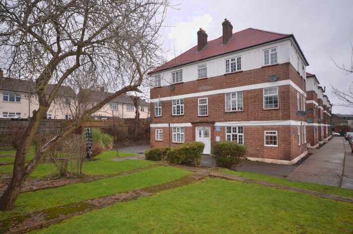 2 Bedroom Flat To Rent In Elder Gardens, West Norwood, London, SE27