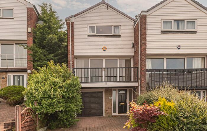 3 Bedroom Town House To Rent In Dale Park Walk, Cookridge, Leeds, LS16