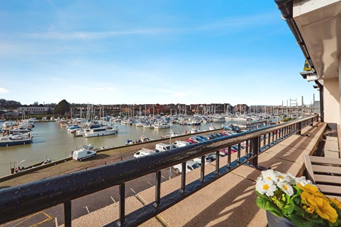 2 Bedroom Flat For Sale In Commercial Road, Weymouth, DT4