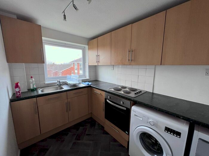 1 Bedroom Block Of Flats To Rent In Dellow Close, Ilford, IG2
