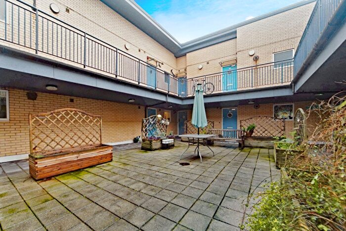 1 Bedroom Flat For Sale In Crown Road, Sutton, SM1