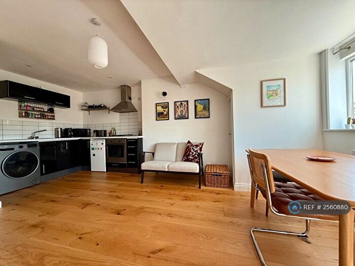 2 Bedroom Flat To Rent In Oakwood, Leeds, LS8