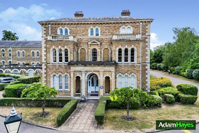 2 Bedroom Apartment For Sale In Royal Drive, Friern Barnet, N11