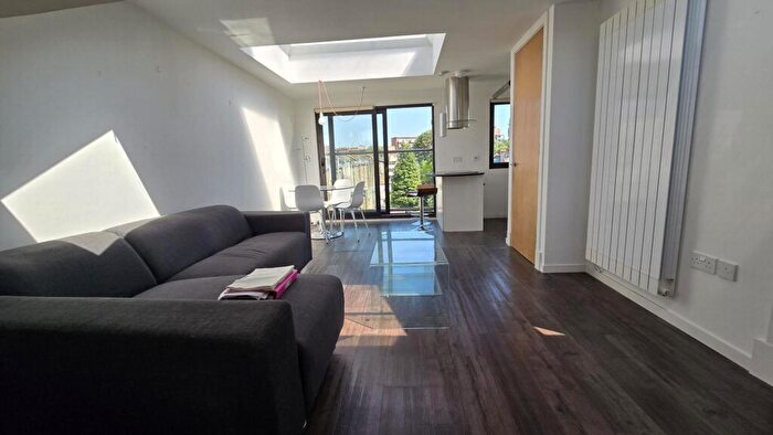 3 Bedroom Flat To Rent In Hemstal Road, West Hampstead, NW6