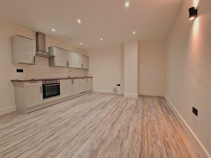 1 Bedroom Apartment To Rent In Kingsbridge Point, SN1