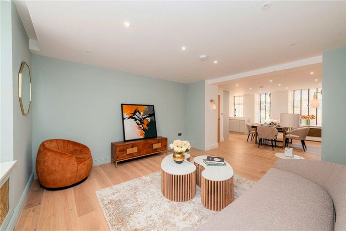 2 Bedroom Flat To Rent In Lowndes Square, Belgravia, London, SW1X