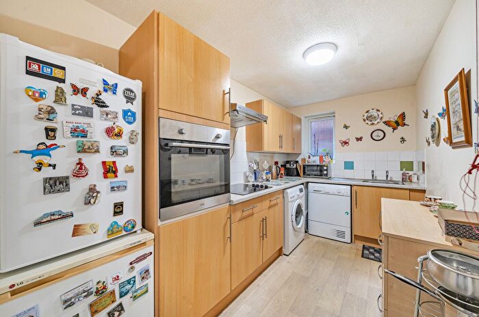 2 Bedroom Flat For Sale In Albion Street, Dunstable, Bedfordshire, LU6