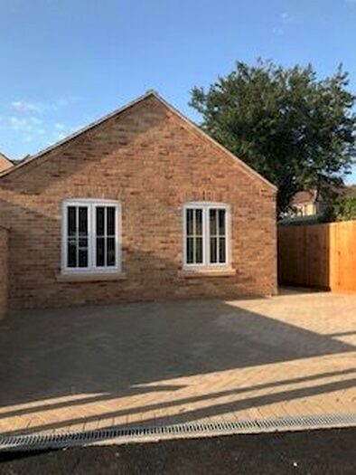 3 Bedroom Bungalow To Rent In Tan Yard, New Street, St. Neots PE19