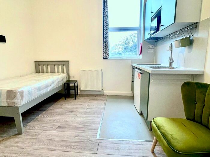 Studio To Rent In High Road Leyton, London, E10