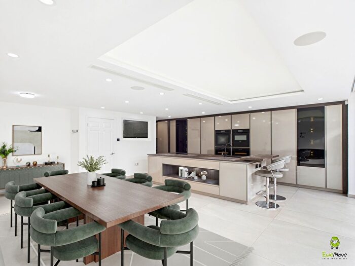 4 Bedroom Detached House For Sale In Darenth Park Avenue, Dartford, Kent, DA2