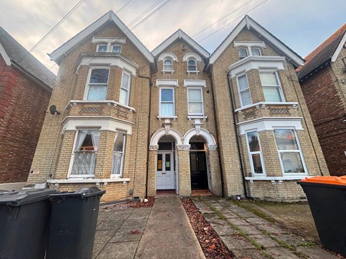 1 Bedroom Apartment To Rent In Chaucer Road, MK40