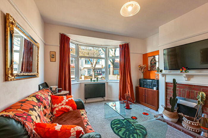 3 Bedroom Semi-Detached House For Sale In Wakering Avenue, Southend-on-sea, SS3