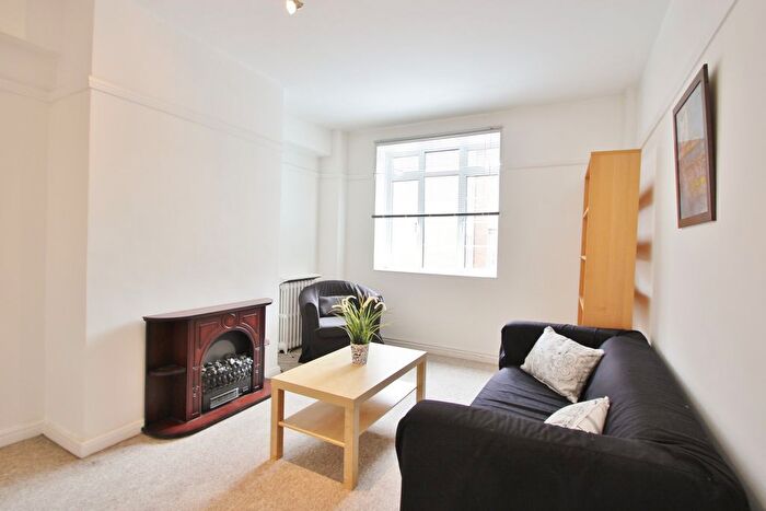 2 Bedroom Flat To Rent In Latymer Court, Hammersmith Road, Hammersmith, W6