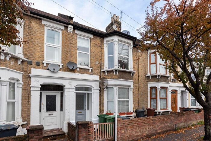 2 Bedroom Flat To Rent In Warren Road, Leyton, E10