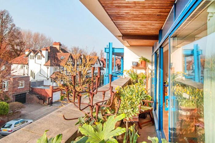 2 Bedroom Flat To Rent In York Mansions West, York Avenue, Hove, East Sussex, BN3