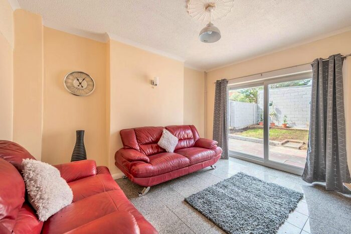 4 Bedroom Property To Rent In St Andrews Road, East Acton, London, W3