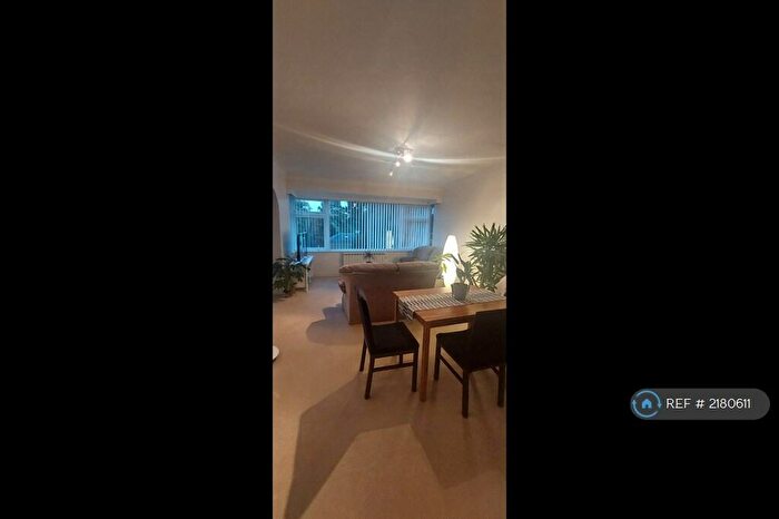 2 Bedroom Flat To Rent In Clairville Court, Reigate, RH2