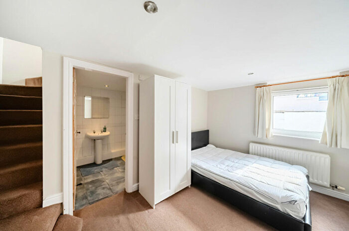 3 Bedroom Terraced House For Sale In Barnbrough Street, Burley, Leeds, LS4