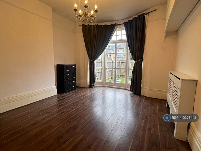 2 Bedroom Flat To Rent In Leaside Avenue, London, N10