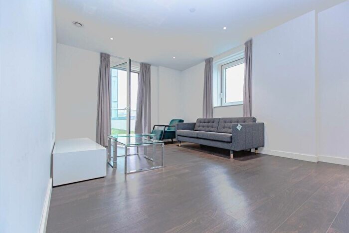 2 Bedroom Apartment To Rent In Devan Grove, London, N4