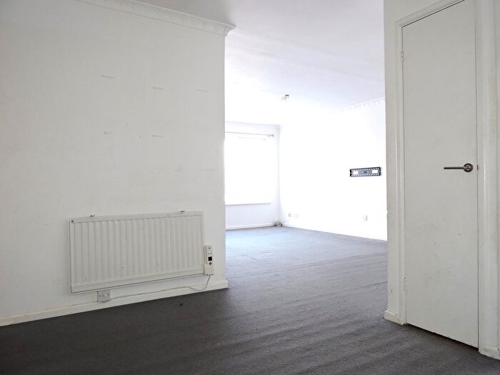 2 Bedroom Flat For Sale In Putney Road, Enfield, Middlesex, EN3