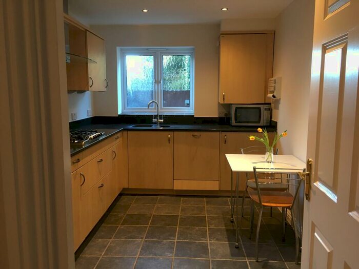 Studio To Rent In Hoptree Close, London, N12