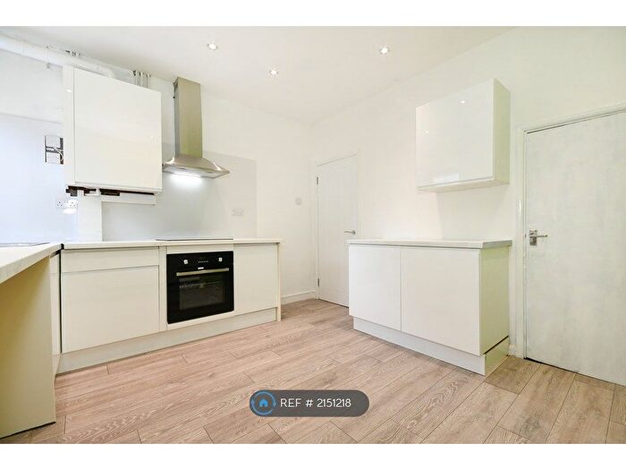 3 Bedroom Terraced House To Rent In Sanforth Street, Chesterfield, S41