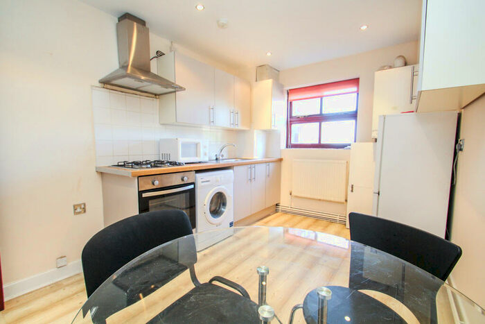 3 Bedroom Flat To Rent In Kelso Heights, Hyde Park, Leeds, LS3