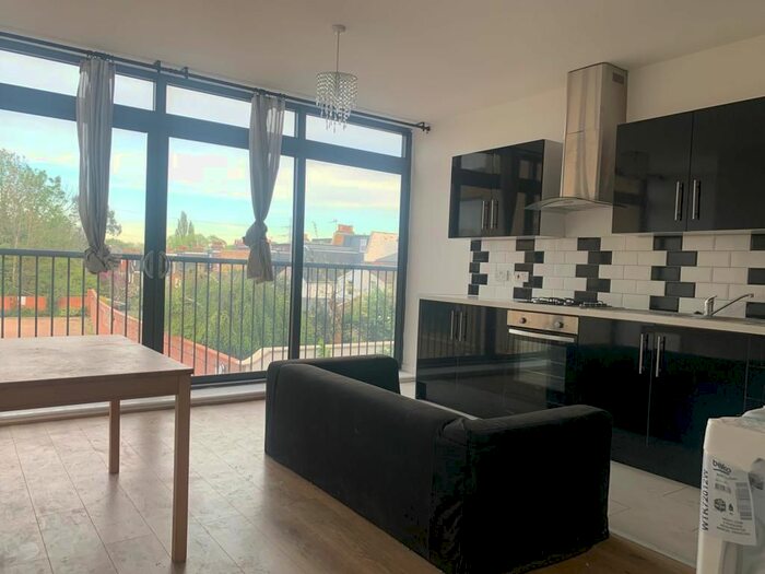 3 Bedroom Flat To Rent In Caxton Road, London, SW19