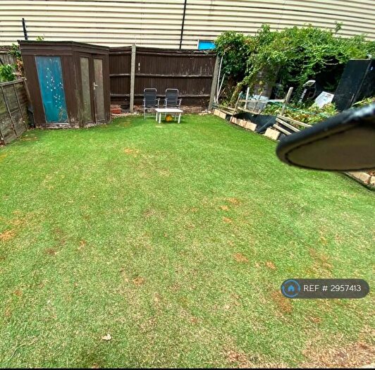 2 Bedroom Flat To Rent In Peel Court, Slough, SL1