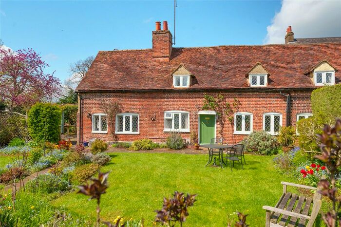 4 Bedroom Semi-Detached House For Sale In Upper Highway, Kings Langley, WD4
