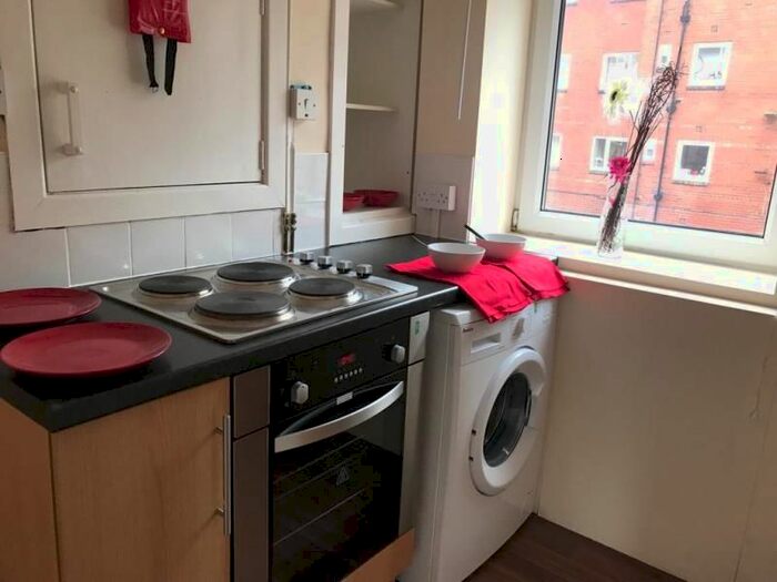 Studio To Rent In Cumberland Court, Headingley, Leeds, LS6