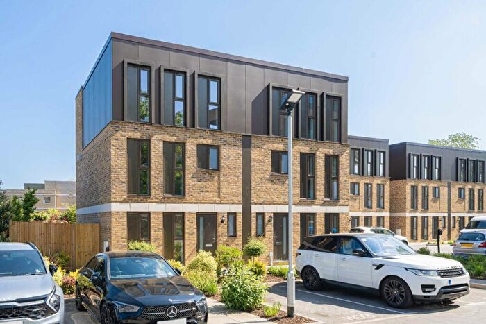 4 Bedroom House For Sale In Walton Court Gardens, Walton On Thames, KT12