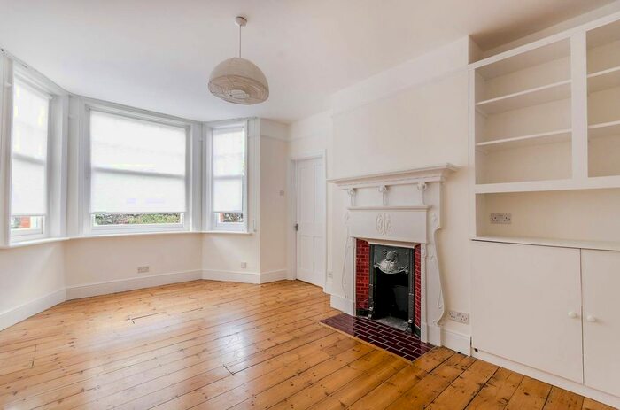 2 Bedroom Flat To Rent In Stanlake Road, Shepherd's Bush, London, W12