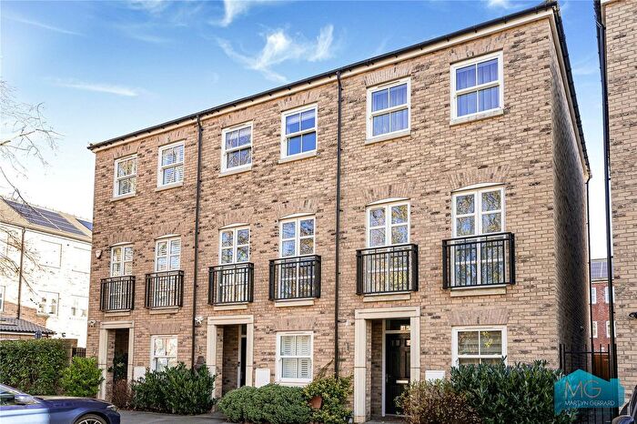 4 Bedroom End Terrace House For Sale In Lovegrove Way, London, N20