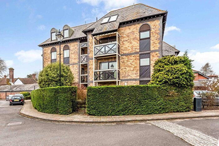 2 Bedroom Flat For Sale In Henty Gardens, Chichester, PO19