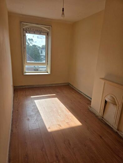 5 Bedroom Flat To Rent In Lodge Avenue, Dagenham, RM9