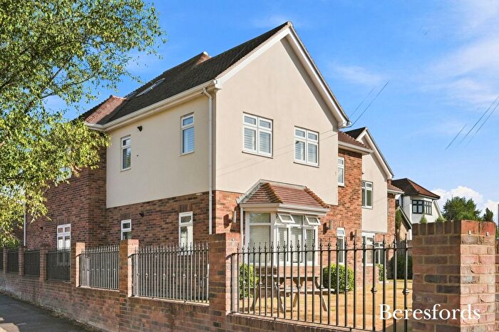 3 Bedroom Flat For Sale In Chelmsford Road, Shenfield, CM15