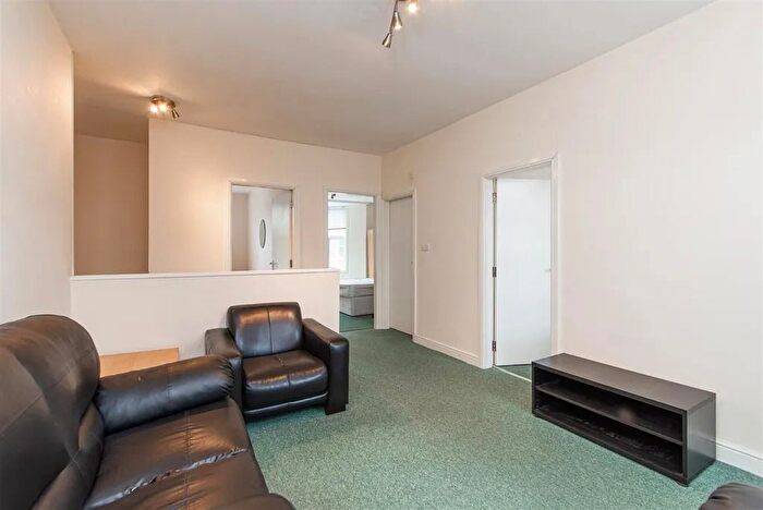 3 Bedroom Flat To Rent In King's Court, King's Court, W5