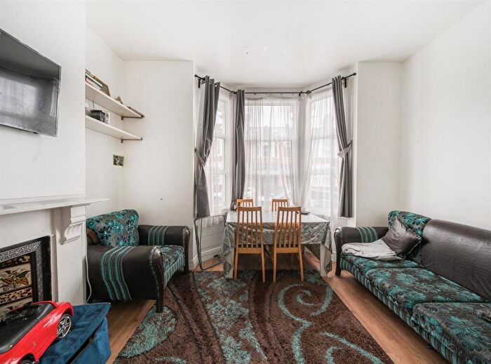 2 Bedroom Flat For Sale In Pine Road, London, NW2