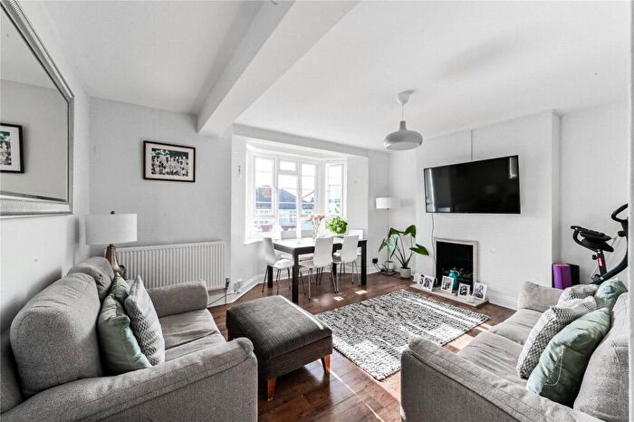 2 Bedroom Apartment To Rent In The Drive, London, N11