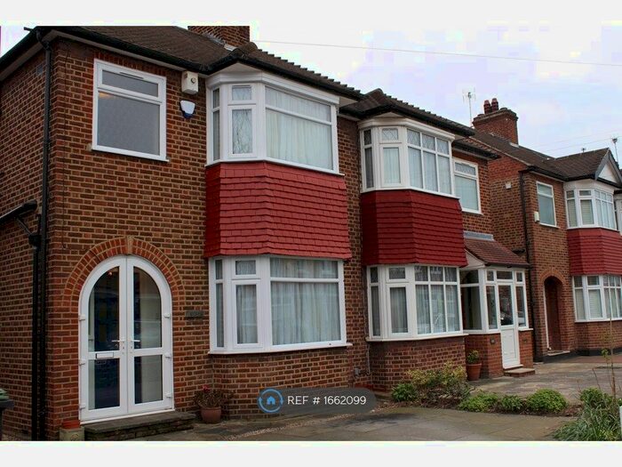 3 Bedroom Semi-Detached House To Rent In Amberley Road, Enfield, EN1