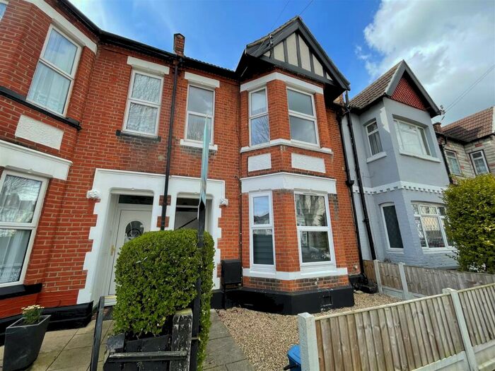 3 Bedroom Flat To Rent In St. Helens Road, Westcliff-On-Sea, SS0