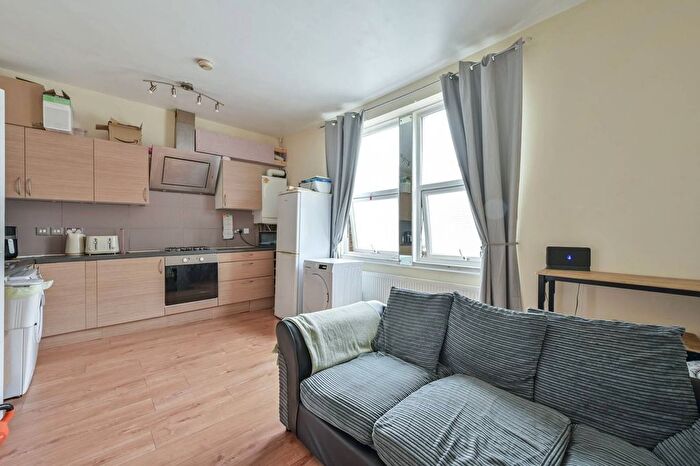 2 Bedroom Flat To Rent In Garratt Lane, Earlsfield, London, SW18