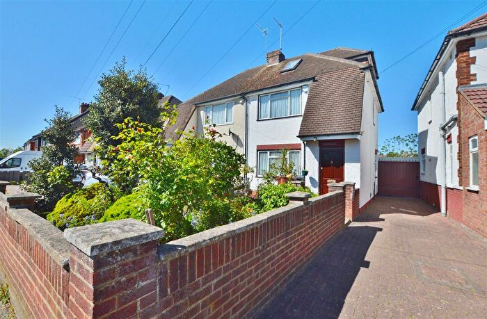 3 Bedroom Semi-Detached House For Sale In Stoke Poges Lane, Slough, SL1