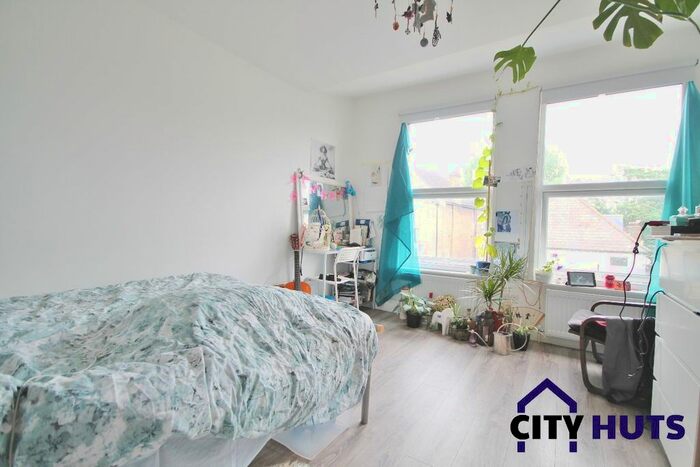 3 Bedroom Flat To Rent In Turnpike Lane, London, N8