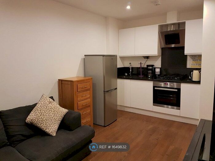 1 Bedroom Flat To Rent In Haredon House, Cheam, Sutton, SM3