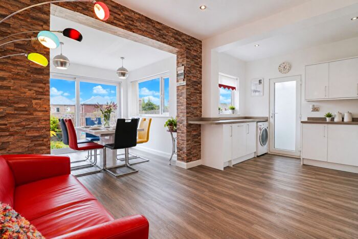 3 Bedroom Semi-Detached House For Sale In Park Avenue North, Northampton, NN3