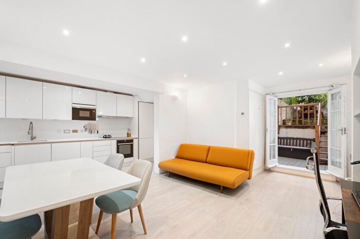 2 Bedroom Flat To Rent In Warwick Road, Earls Court, SW5